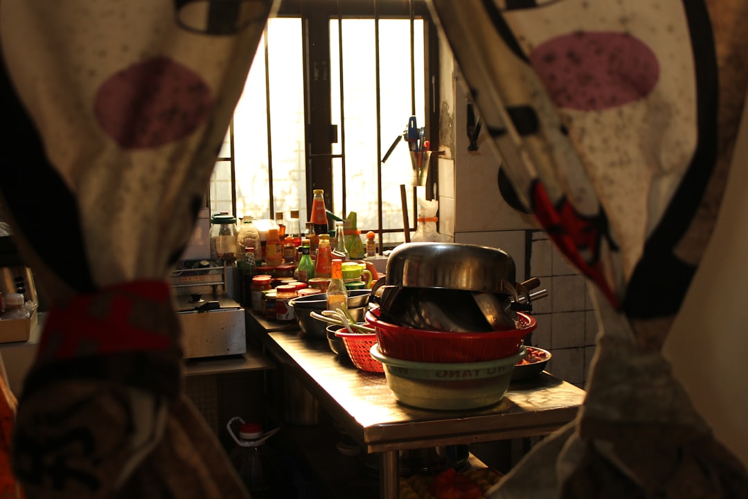 Jak zabezpieczyć blat przed gorącymi garnkami? Skuteczne metody ochrony