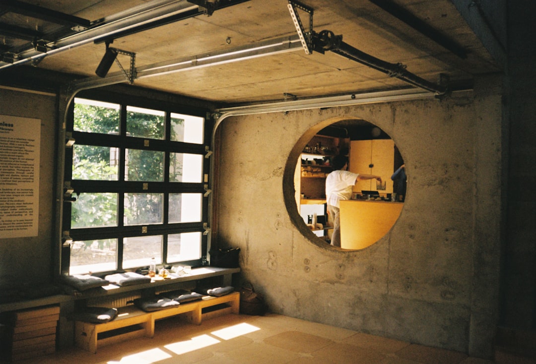 Jak łączyć meble drewniane z metalem? Przewodnik po stylowych aranżacjach